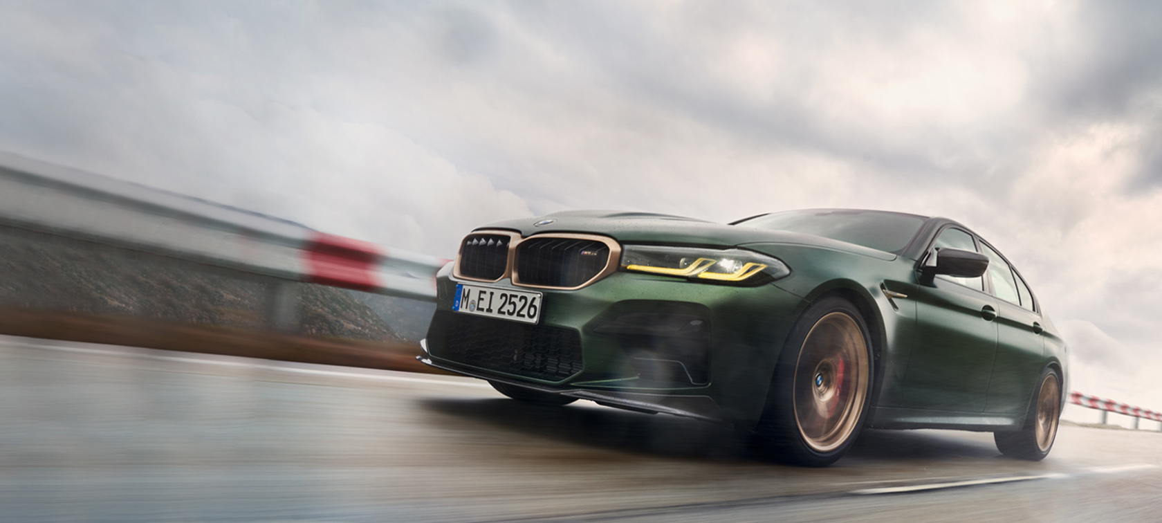 BMW M5 CS F90 2021 Frozen Deep Green metallic BMW M5 CS F90 2021 Frozen Deep Green metallic, vue de trois quarts avant