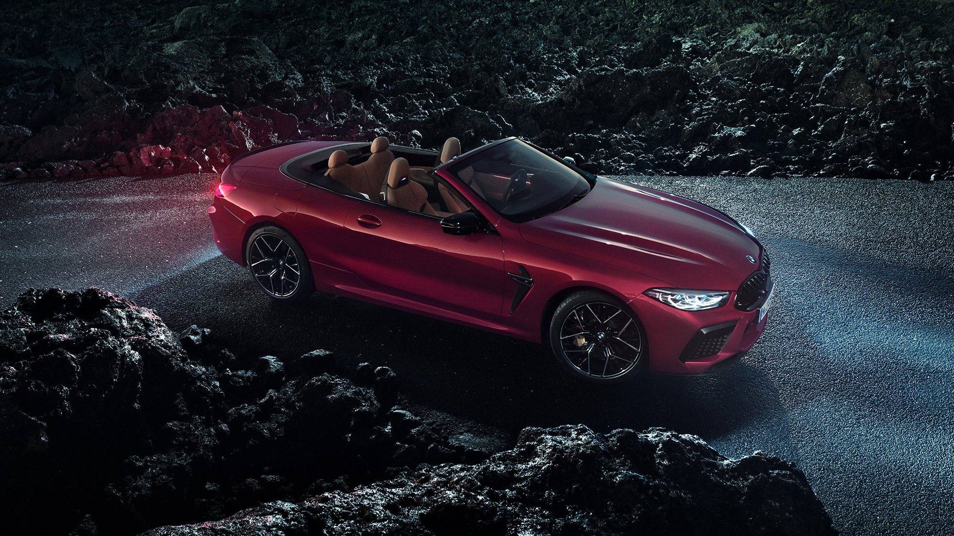 BMW M8 Competition Cabriolet rouge de nuit dans un paysage volcanique BMW M8 Competition Cabriolet rouge de nuit dans un paysage volcanique