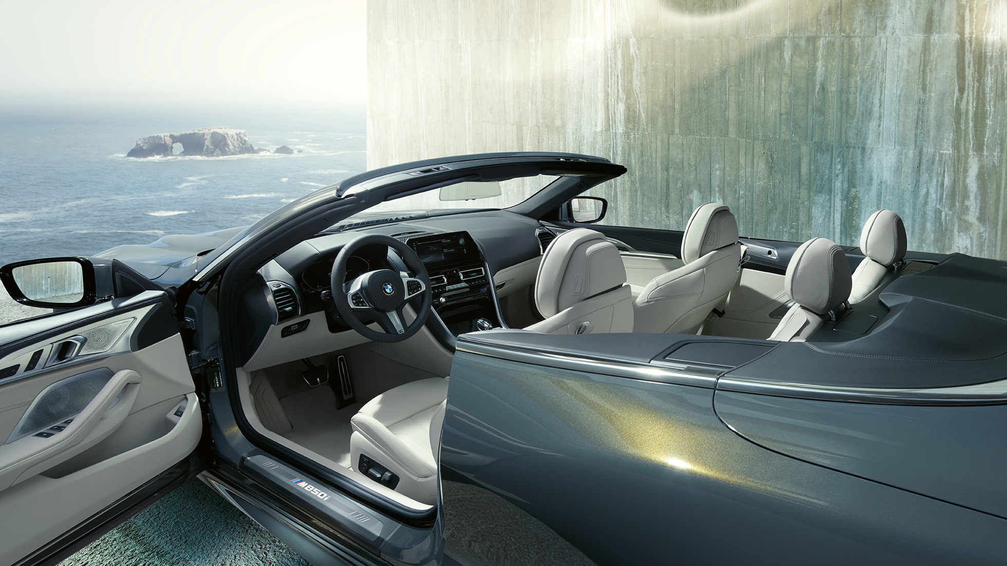 BMW M850i xDrive Cabriolet, habitacle G14. BMW M850i xDrive Cabriolet en Dravitgrau metallic avec capote ouverte, habitacle avec volant M en cuir et garnissage BMW Individual en cuir Merino Elfenbeinweiß G14.
