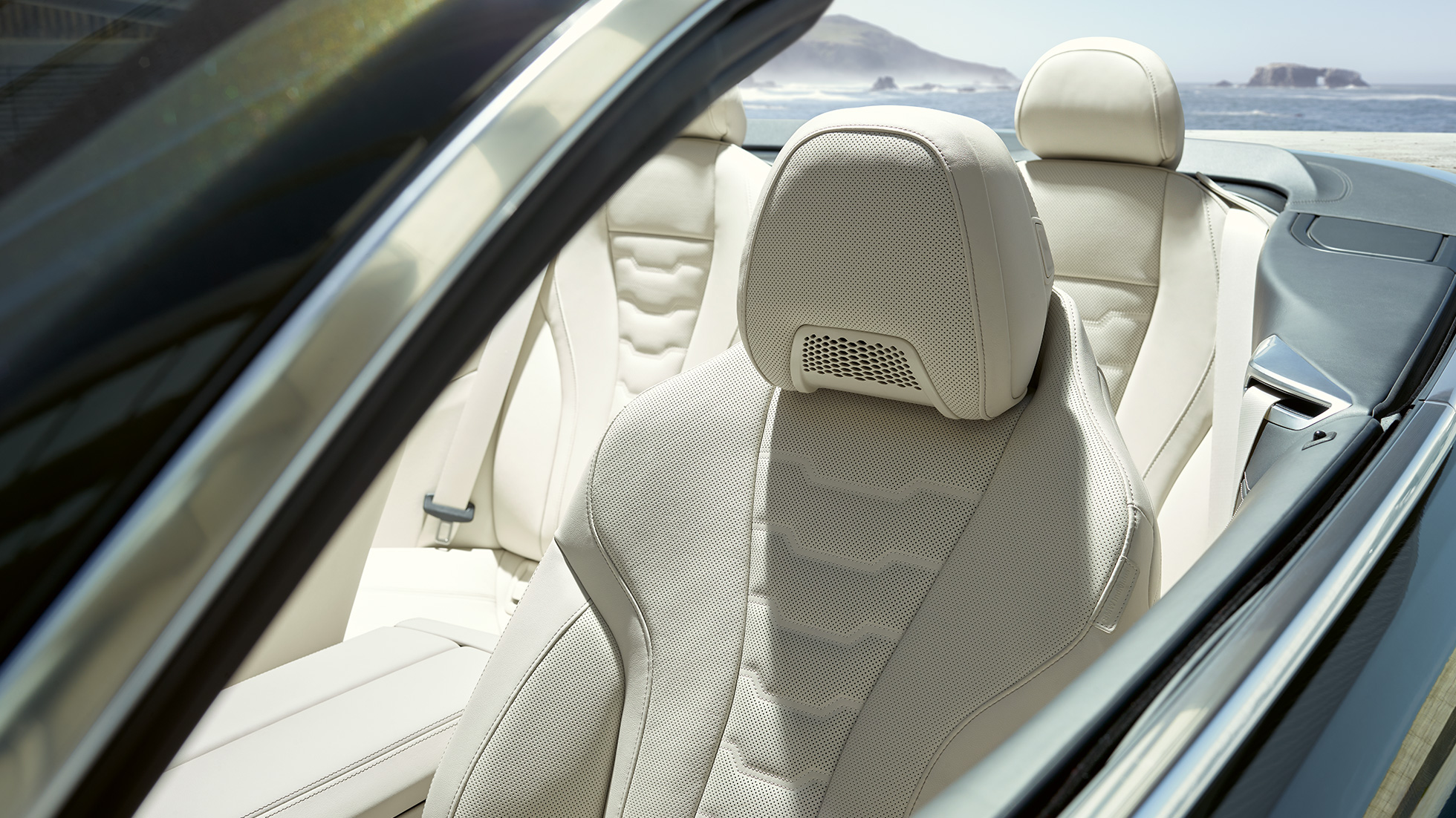 BMW M850i xDrive Cabriolet, sièges multifonctions pour le conducteur et le passager avant G14. BMW M850i xDrive Cabriolet en Dravitgrau metallic avec capote ouverte, habitacle avec sièges multifonctions en garnissage BMW Individual en cuir Merino Elfenbeinweiß G14.