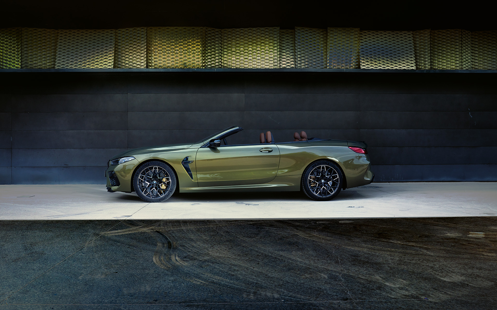 La nouvelle BMW M8 Competition Cabriolet F91 LCI restylage 2022 BMW Individual Brass metallic Vue de profil sur scène