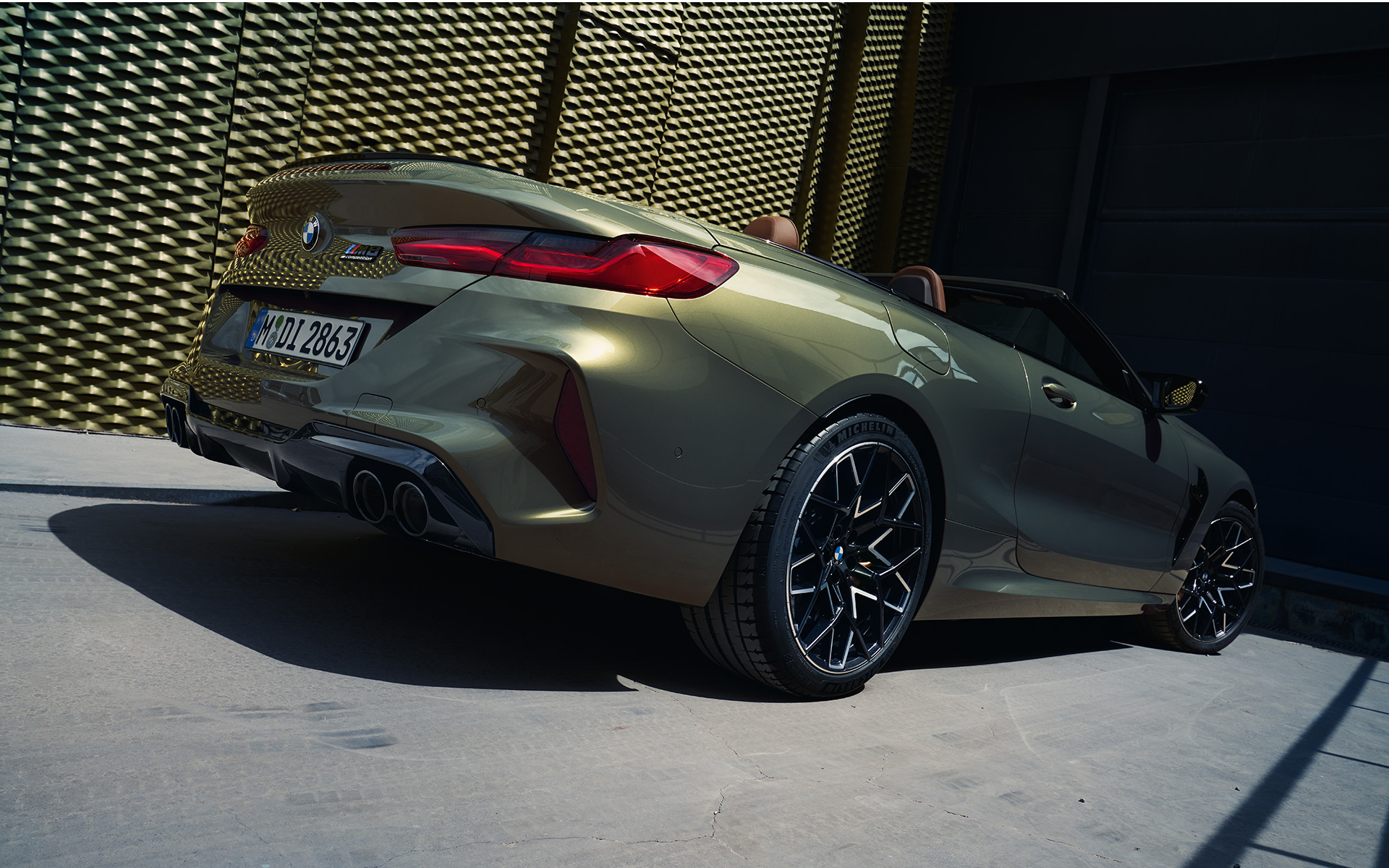 La nouvelle BMW M8 Competition Cabriolet F91 LCI Facelift 2022 BMW Individual Brass metallic three-quarter rear view low angle shot