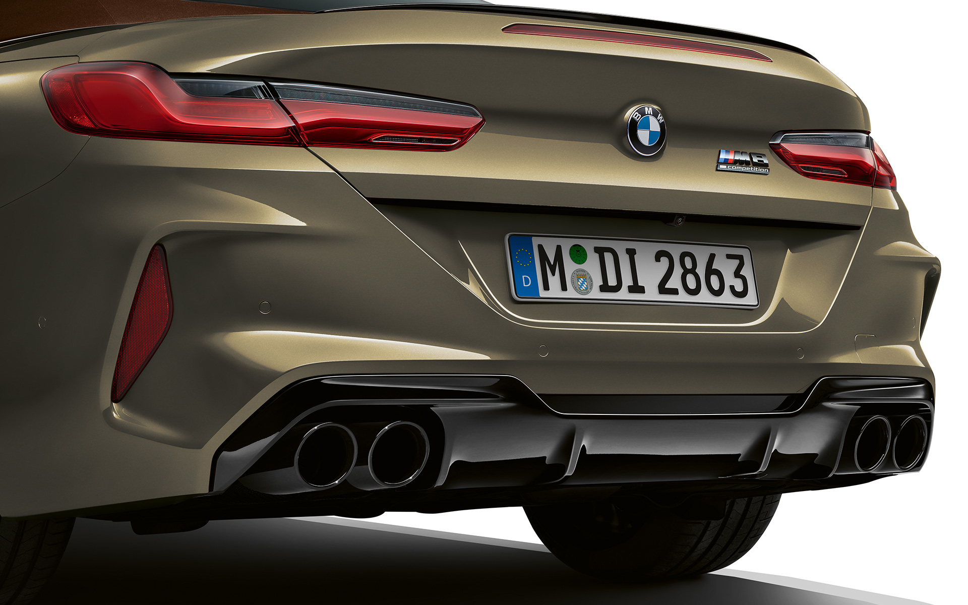 La nouvelle BMW M8 Competition Cabriolet F91 LCI restylage 2022 BMW Individual Brass metallic vue arrière en gros plan
