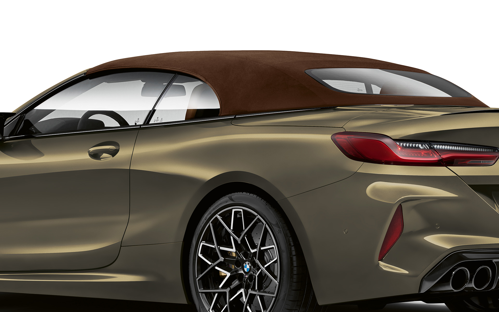 La nouvelle BMW M8 Competition Cabriolet F91 LCI restylage 2022 BMW Individual Brass metallic vue de trois quarts arrière