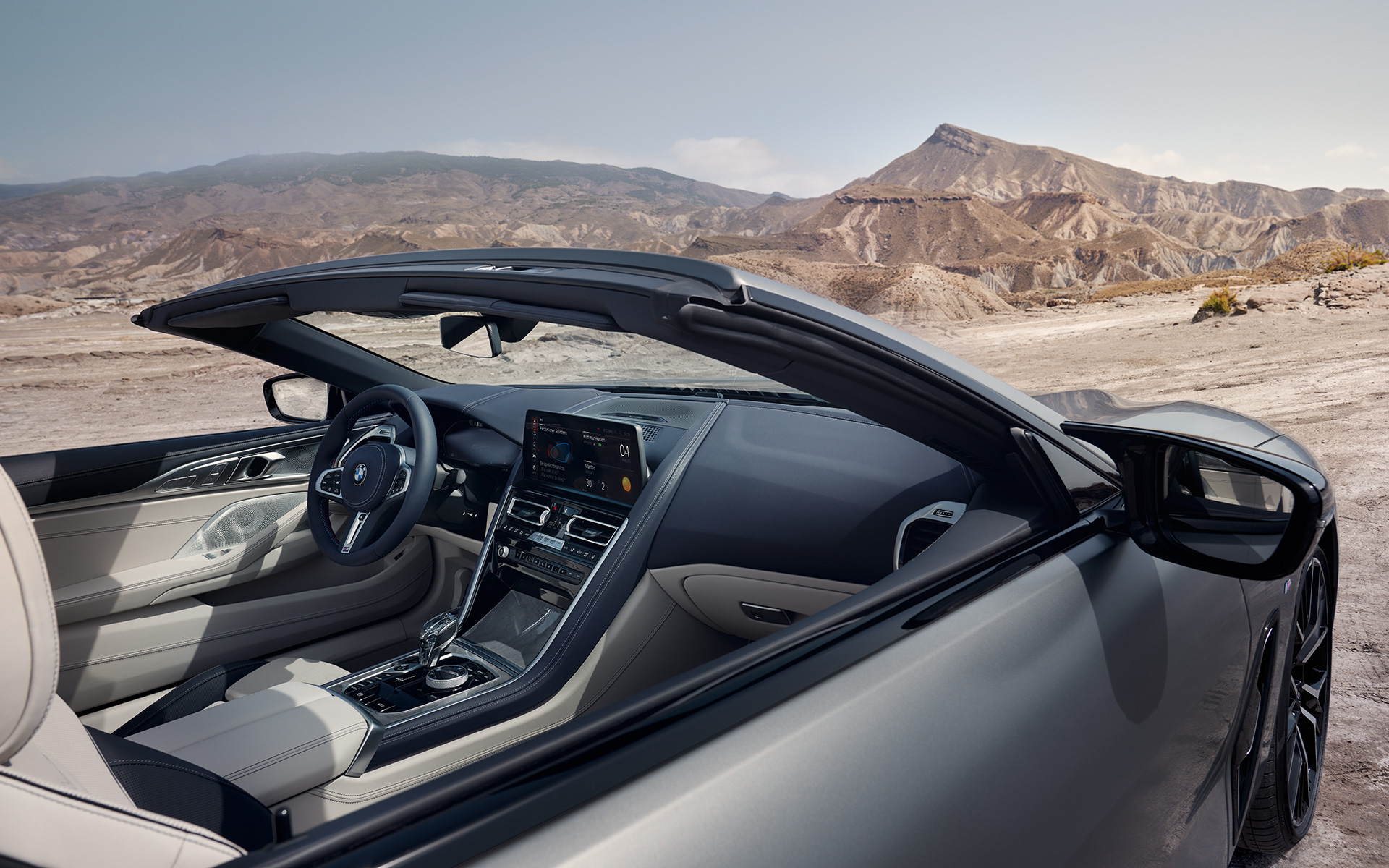La nouvelle BMW M850i xDrive Cabriolet G14 LCI restylage 2022 BMW Individual Frozen Pure Grey metallic, vue de l'habitacle à travers la capote ouverte