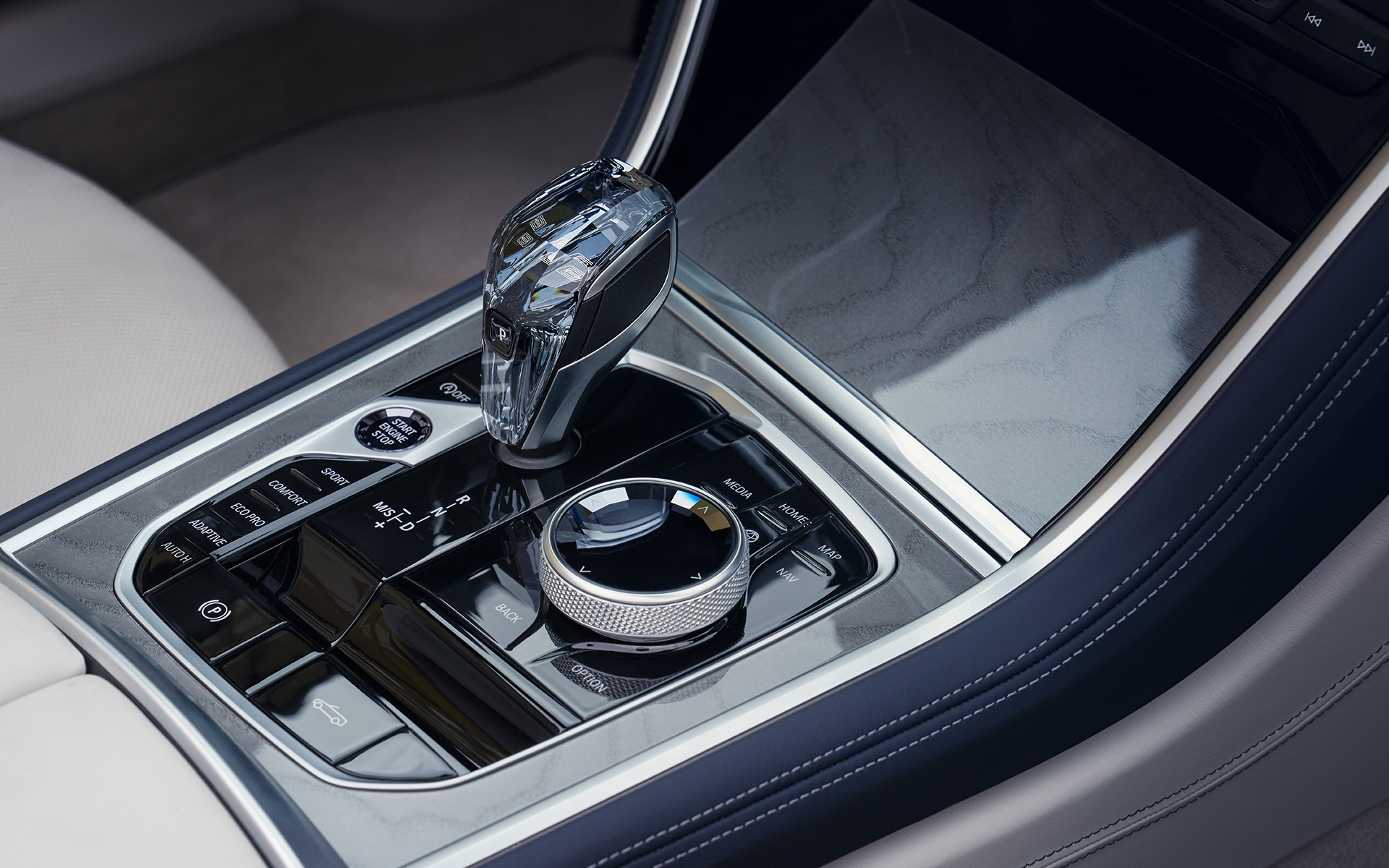 La nouvelle BMW M850i xDrive Cabriolet G14 LCI restylage 2022 Sélecteur de vitesses avec applique en verre CraftedClarity, vue en gros plan