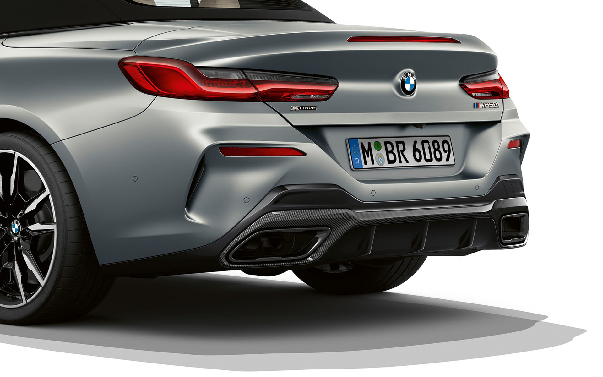 La nouvelle BMW M850i xDrive Cabriolet G14 LCI restylage 2022 BMW Individual Frozen Pure Grey metallic vue de trois quarts arrière jupe arrière gros plan