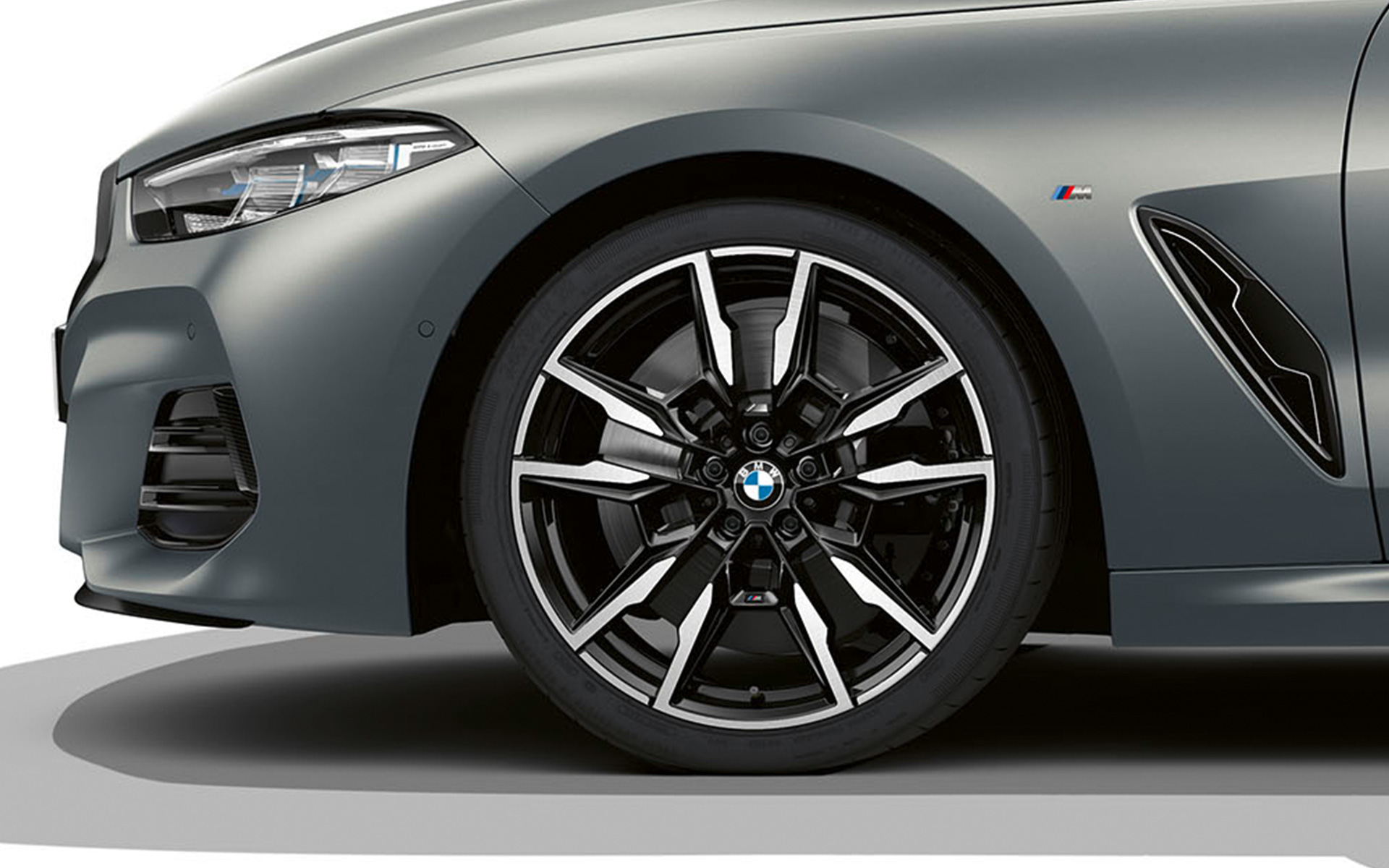 La nouvelle BMW M850i xDrive Cabriolet G14 LCI restylage 2022 BMW Individual Frozen Pure Grey metallic Jantes BMW M en alliage léger, à doubles rayons 894 M, 20", en gros plan