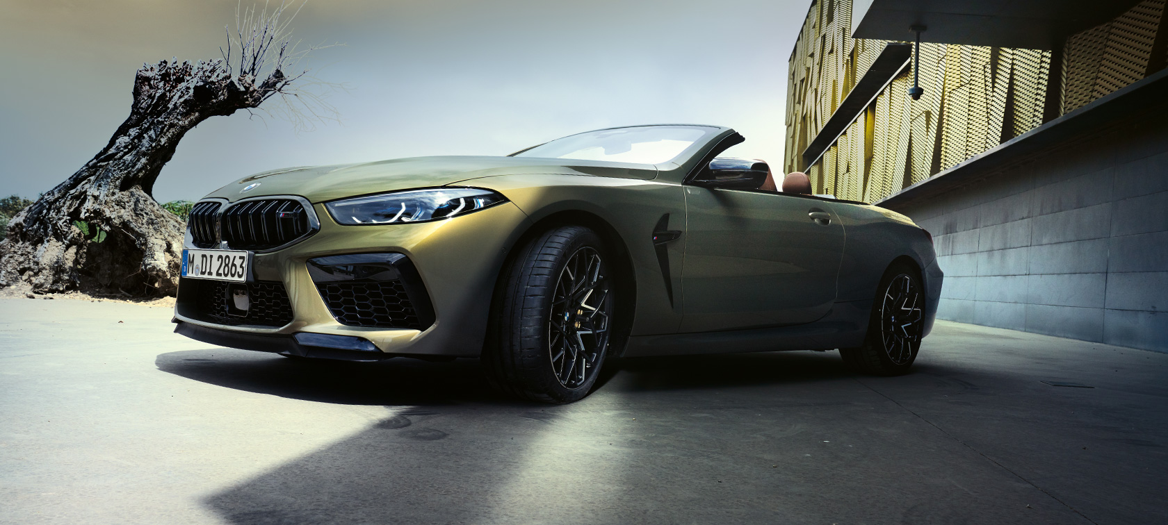BMW M8 Competition Cabriolet F91 LCI restylage 2022 BMW Individual Brass metallic vue de trois quarts avant vue en contre plongée