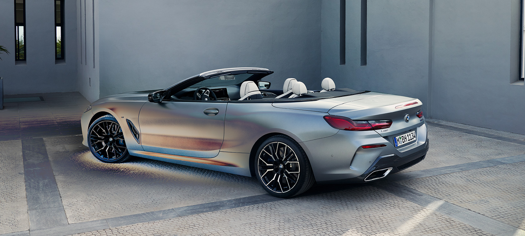 La nouvelle BMW M850i xDrive Cabriolet G14 LCI Facelift 2022 BMW Individual Frozen Pure Grey metallic, vue de trois quarts arrière à l'arrêt