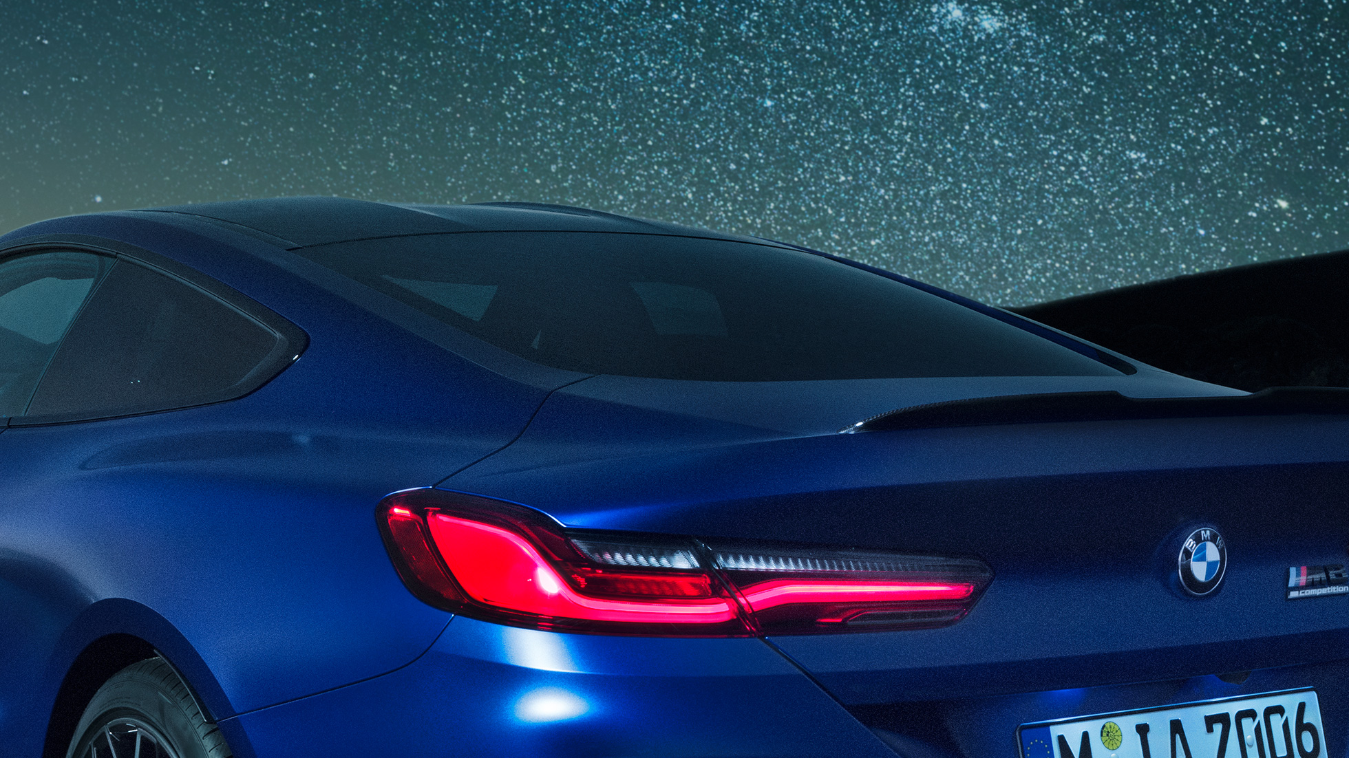 Becquet arrière M F92 BMW M8 Competition Coupé en Marina Bay Blau metallic, vue en gros plan de la carrure de nuit, avec diffuseur M en Carbon Schwarz F92.