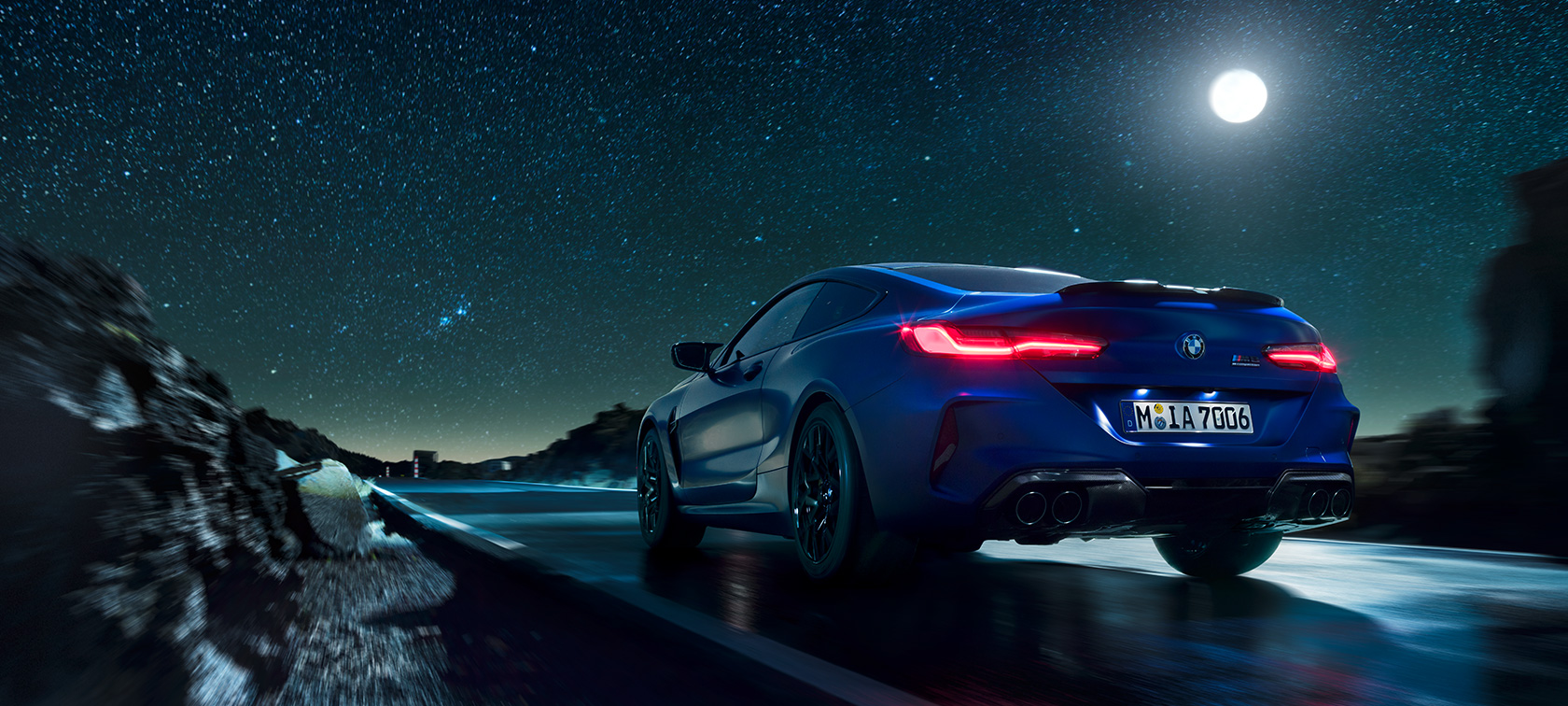 BMW M8 Competition Coupé, vue arrière F92. BMW M8 Competition Coupé, vue arrière, conduite de nuit avec pleine lune F92.