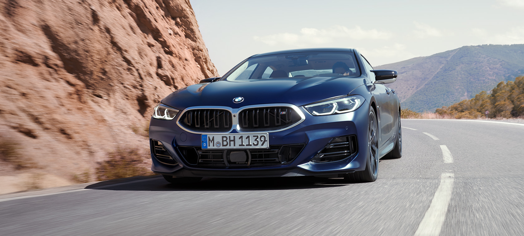 BMW M850i xDrive Gran Coupé G16 LCI restylage 2022 BMW Individual Frozen Tansanitblau metallic vue de trois quarts avant en conduite dans un virage