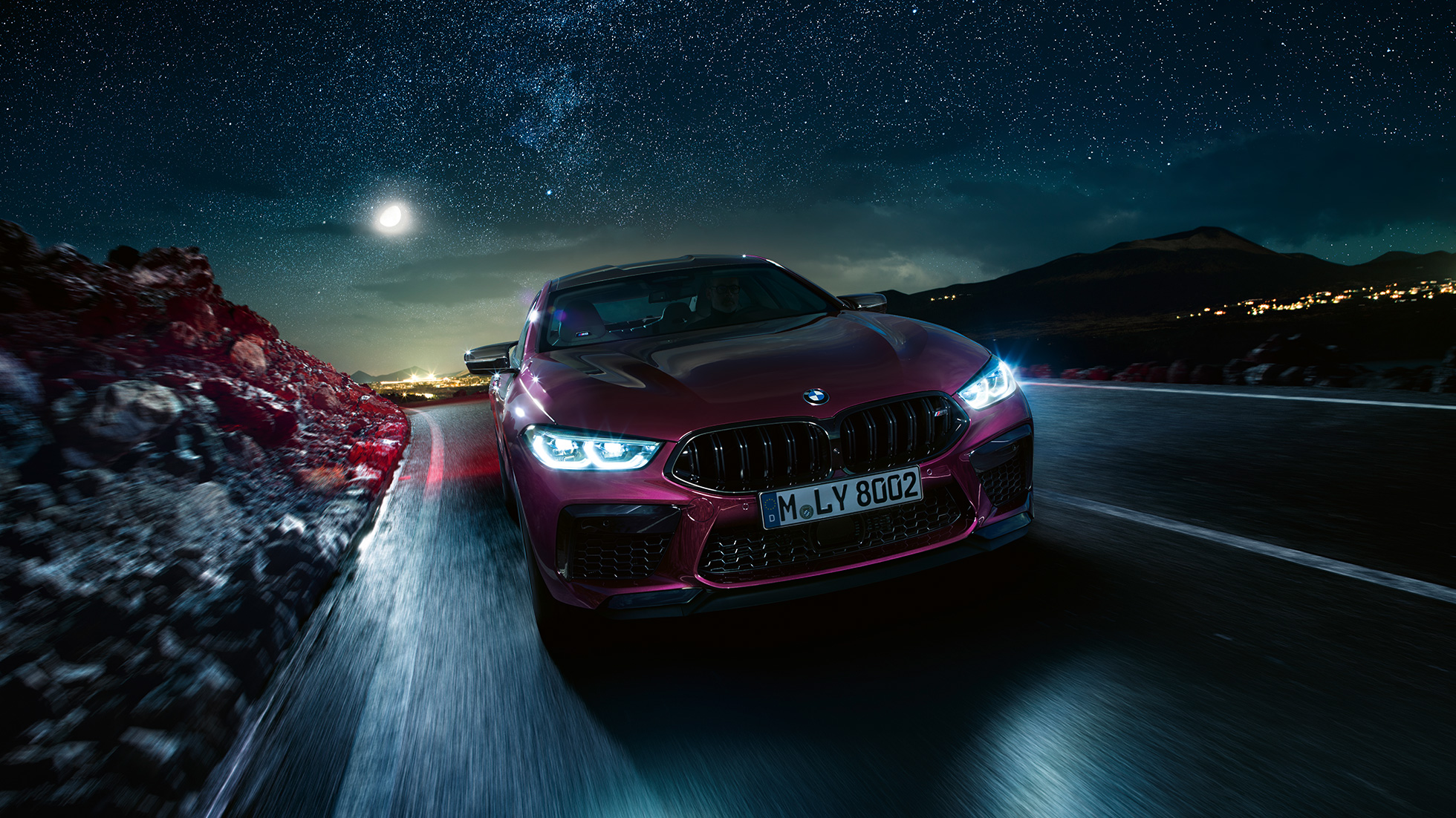 BMW M8 Competition Gran Coupé, vue de face en marche F93 Vue de face en mouvement de la BMW M8 Competition Gran Coupé F93 2020 en BMW Individual Ametrin metallic