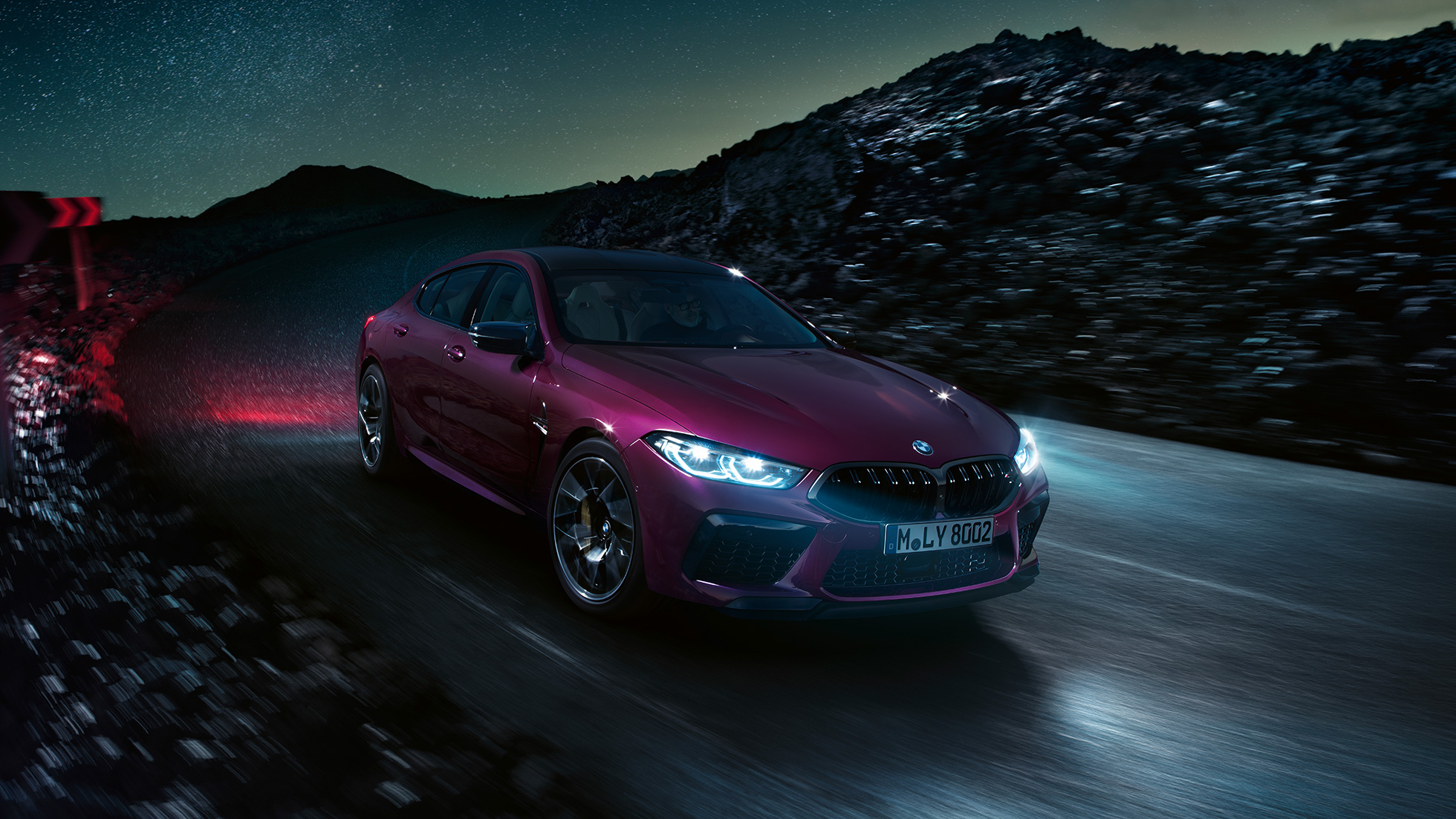 BMW M8 Competition Gran Coupé, vue de trois quarts face F93. BMW M8 Competition Gran Coupé F93 2020 en BMW Individual Ametrin metallic, vue de trois quarts face