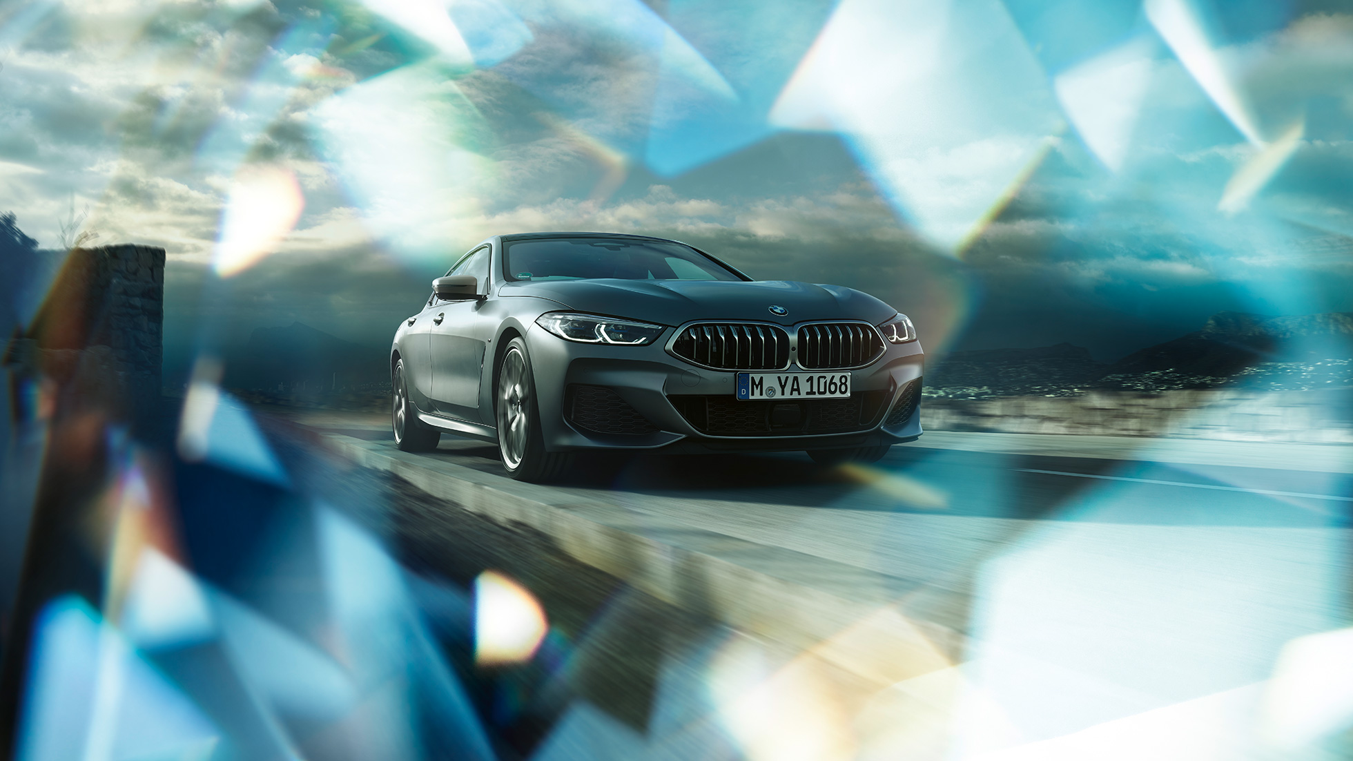 BMW M850i xDrive Gran Coupé, vue de trois quarts avant G16 Vue frontale de trois quarts de la BMW M850i xDrive Gran Coupé G16 2019 en BMW Individual Frozen Bluestone metallic