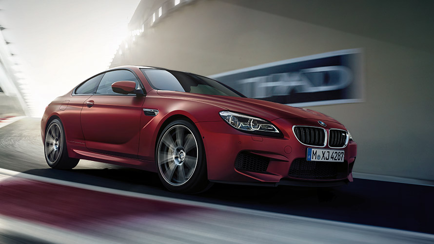 BMW M6 F13 three-quarter side view dirivng on the street Modèles BMW M BMW M6 F13, vue de trois quarts de profil en mouvement sur la route