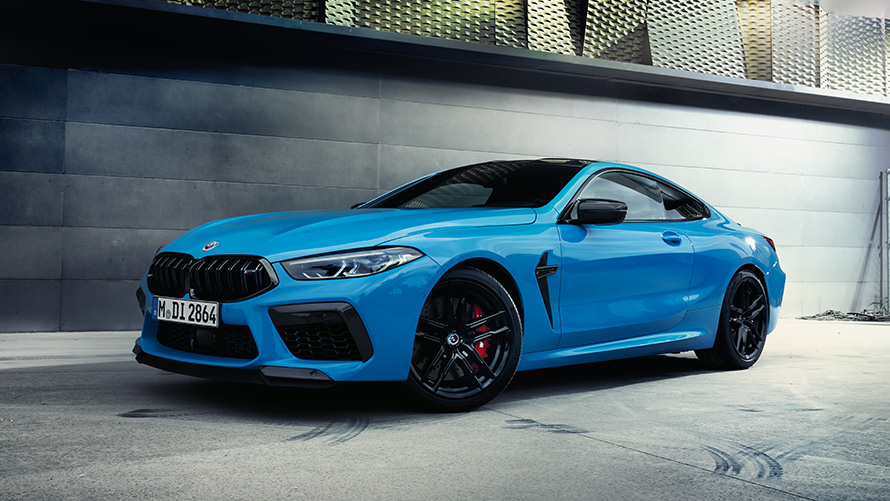 Modèles BMW M BMW M8 F92, vue de trois quarts arrière en stationnement avec mannequin BMW M8 F92, vue de trois quarts arrière en stationnement avec mannequin
