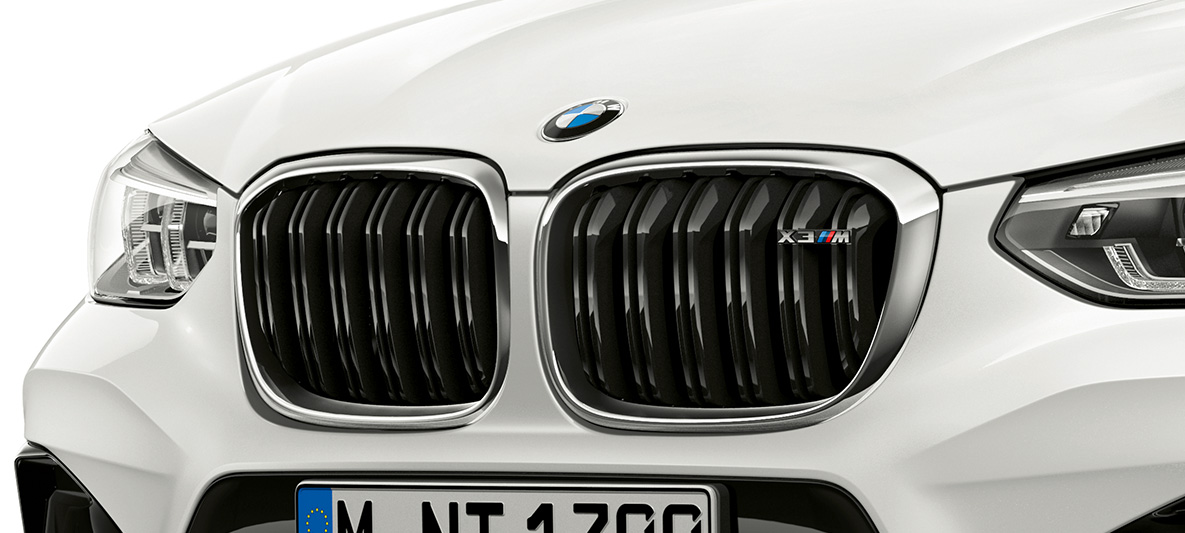 BMW X3 M, naseaux M Extérieur de la BMW X3 M en Alpinweiß, avant, naseaux M avec accents chromés et insigne du modèle