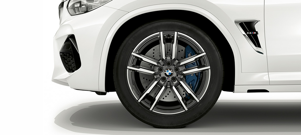 Extérieur de la BMW X3 M en Alpinweiß, jantes BMW M en alliage léger de 20" en Orbitgrau Extérieur de la BMW X3 M en Alpinweiß, jantes BMW M en alliage léger de 20" en Orbitgrau.