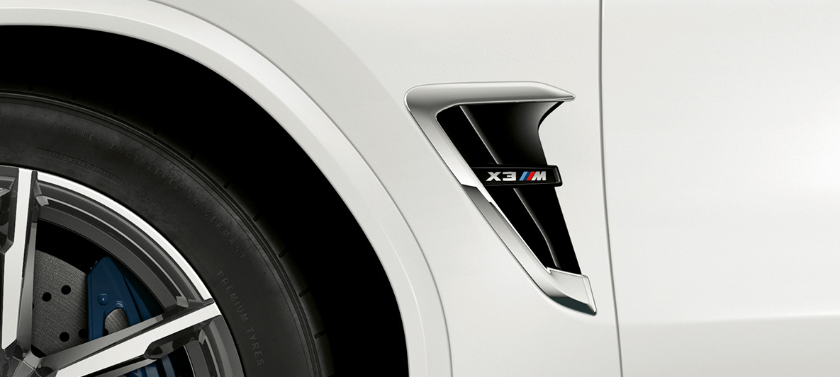 BMW X3 M, naseaux M Extérieur de la BMW X3 M en Alpinweiß, avant, naseaux M avec accents chromés et insigne du modèle