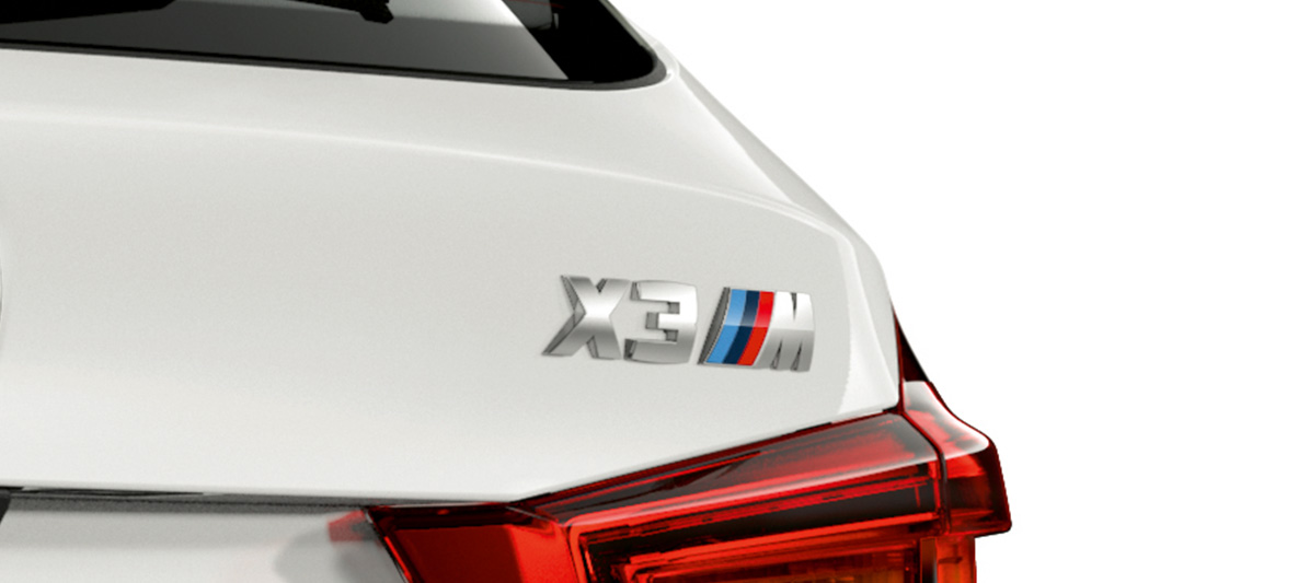 BMW X3 M, insigne du modèle Extérieur de la BMW X3 M en Alpinweiß, poupe avec insigne du modèle