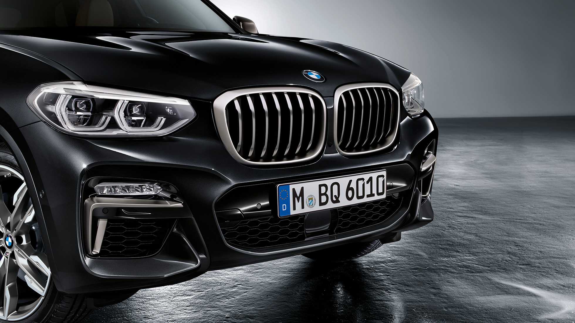 BMW X3 M40i et BMW X3 M40d, avant Extérieur des BMW X3 M40i et BMW X3 M40d en Saphierschwarz metallic, avant avec éléments de design en Cerium Grey