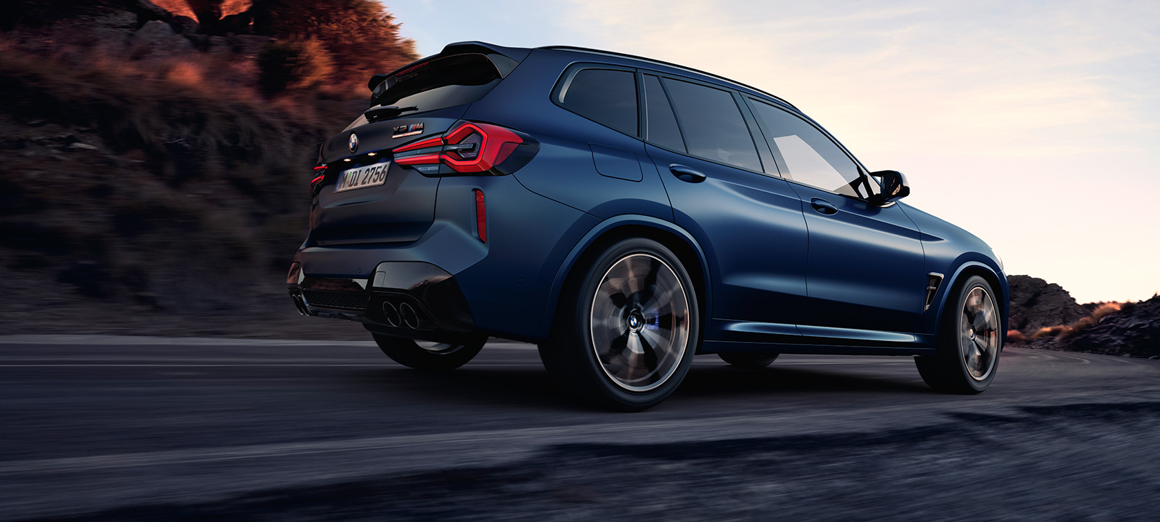 BMW X3 M Competition F97 LCI restylage 2021 Frozen Marina Bay Blau metallic en mouvement vue de trois quarts arrière vue en contre-plongée