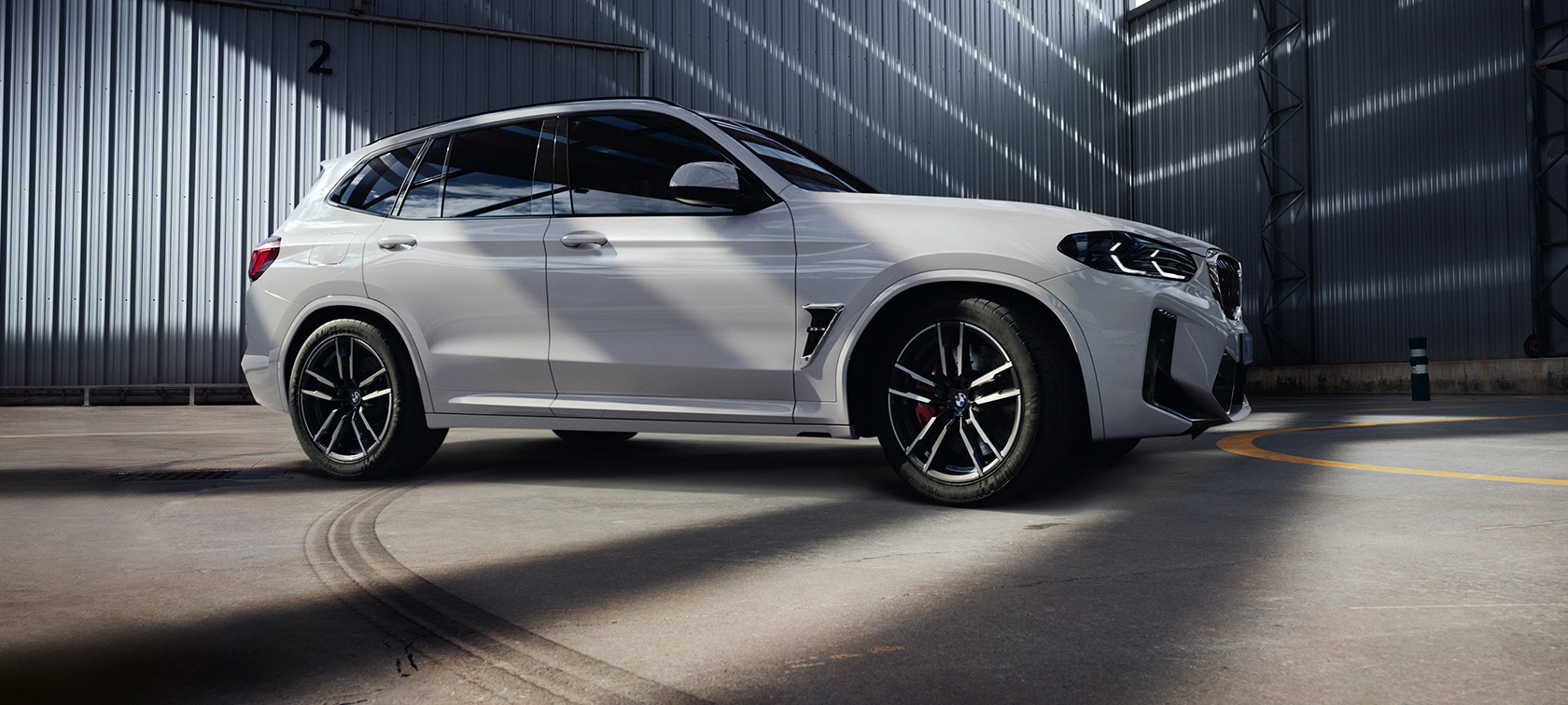 BMW X3 M F97 LCI restylage en 2021 Alpinweiß vue de trois quarts de profil