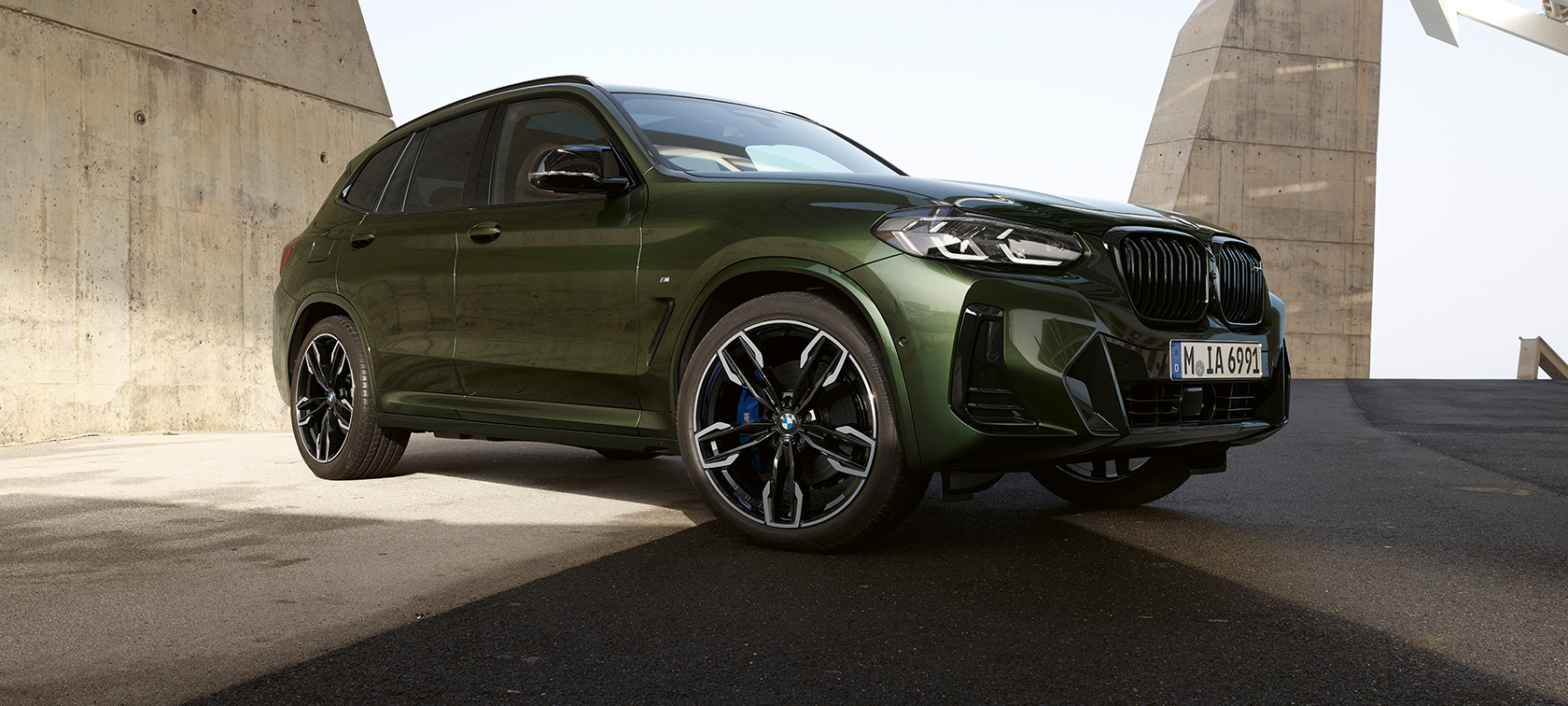 BMW X3 M40i G01 LCI restylage 2021 Malachitgrün metallic vue de trois quarts avant en stationnement