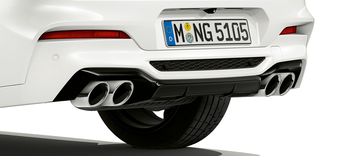 BMW X4 M, embouts d'échappement chromés F98. Extérieur de la BMW X4 M en Alpinweiß, poupe avec embouts d'échappement chromés F98.
