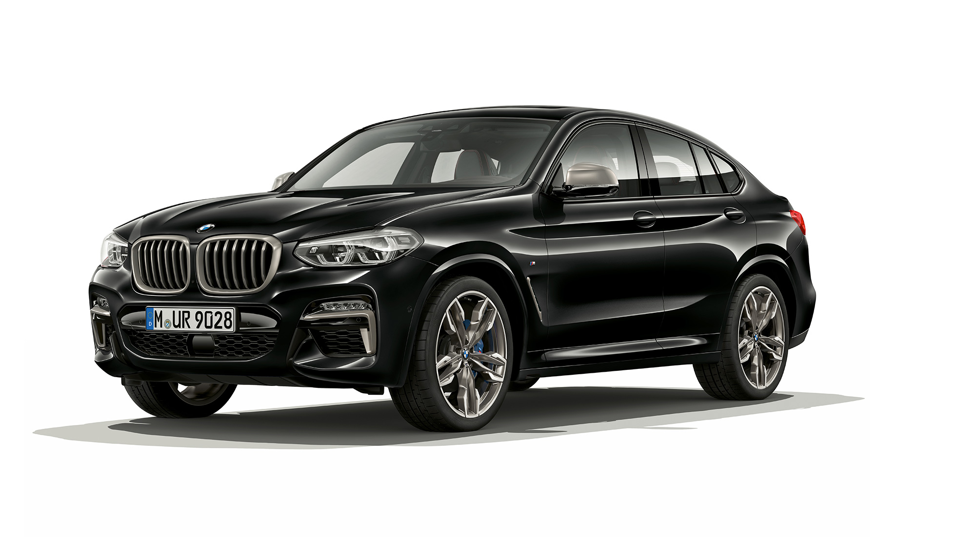 BMW X4 M40i et BMW X4 M40d, vue de trois quarts avant G02. Extérieur des BMW X4 M40i et BMW X4 M40d en Saphierschwarz metallic, vue de trois quarts avant droite G02.