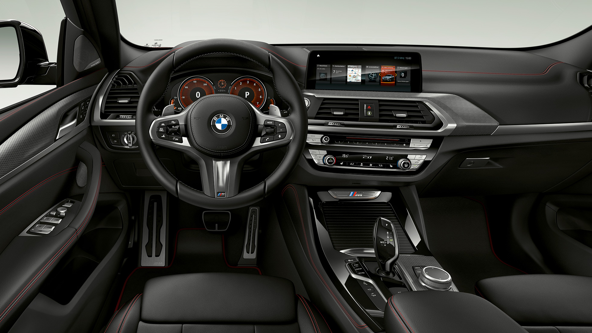 BMW X4 M40i et BMW X4 M40d, habitacle G02. Intérieur des BMW X4 M40i et BMW X4 M40d, habitacle avec volant M en cuir et sièges M sport G02.