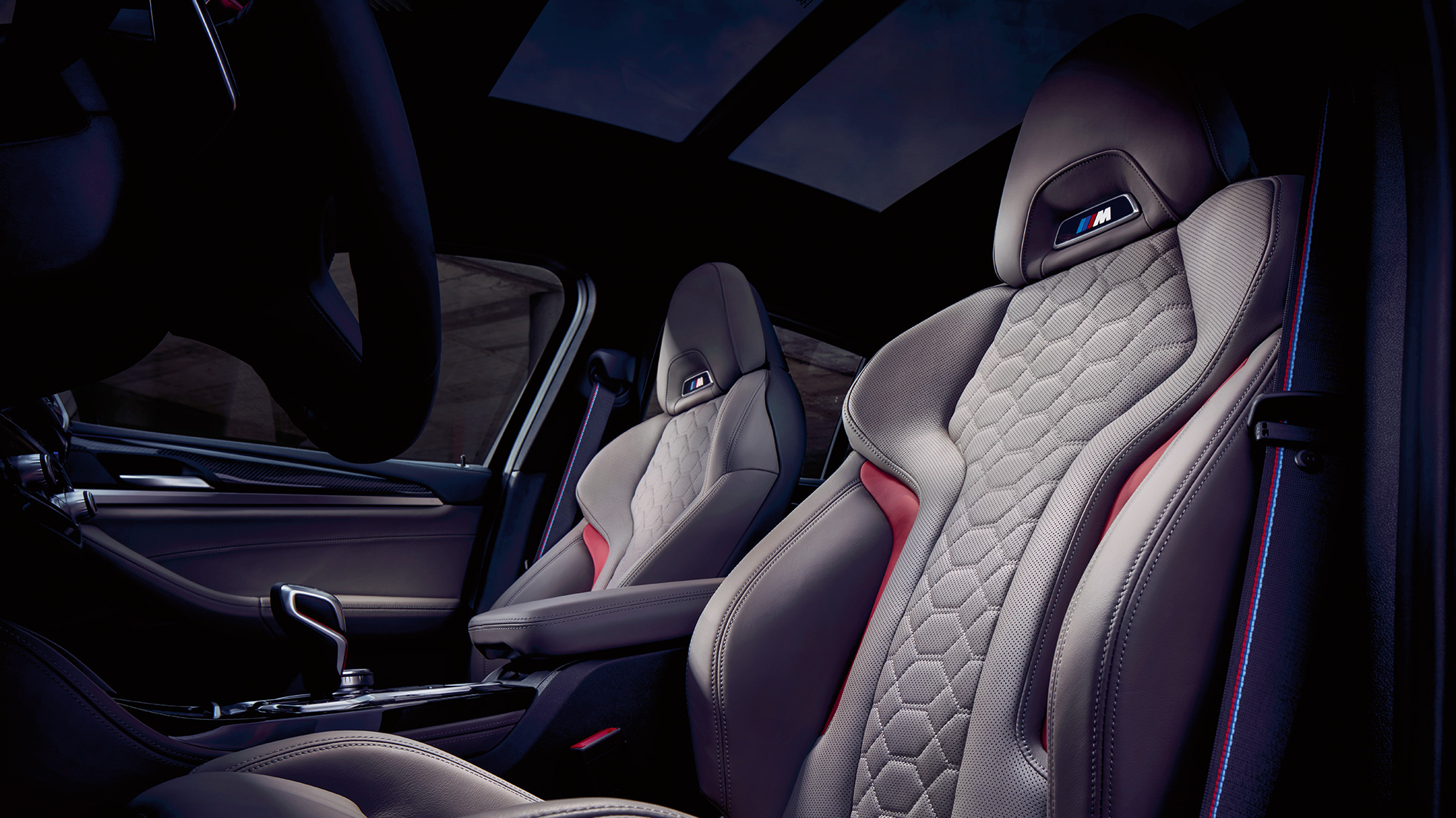BMW X4 M Competition, sièges M sport F98. Intérieur de la BMW X4 M Competition, sièges M sport en cuir Merino Adelaide Grau F98.