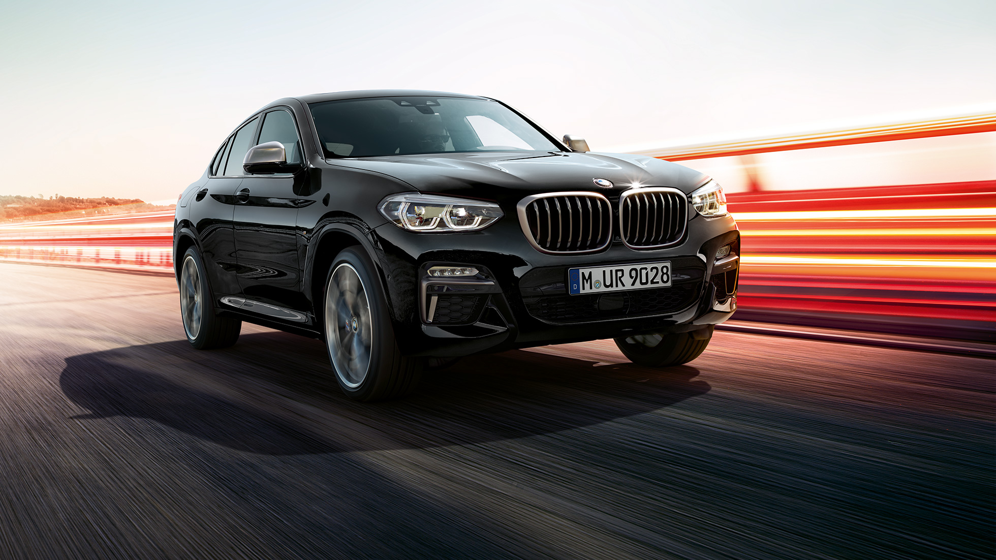 BMW X4 M40i et BMW X4 M40d, vue de trois quarts avant G02. Extérieur des BMW X4 M40i et BMW X4 M40d en Saphierschwarz metallic, vue de trois quarts avant gauche avec bandes lumineuses G02.