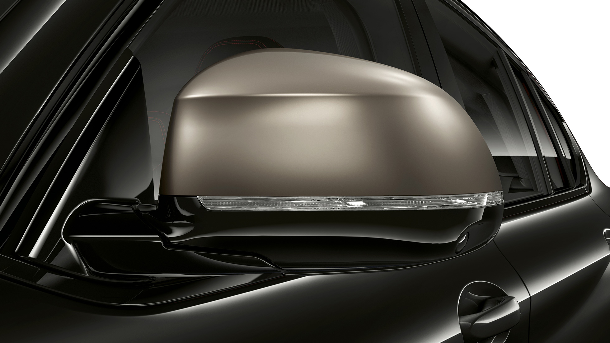 BMW X4 M40i et BMW X4 M40d, coques des rétroviseurs G02. Extérieur des BMW X4 M40i et BMW X4 M40d en Saphierschwarz metallic, coques des rétroviseurs galvanisées en Cerium Grey G02.