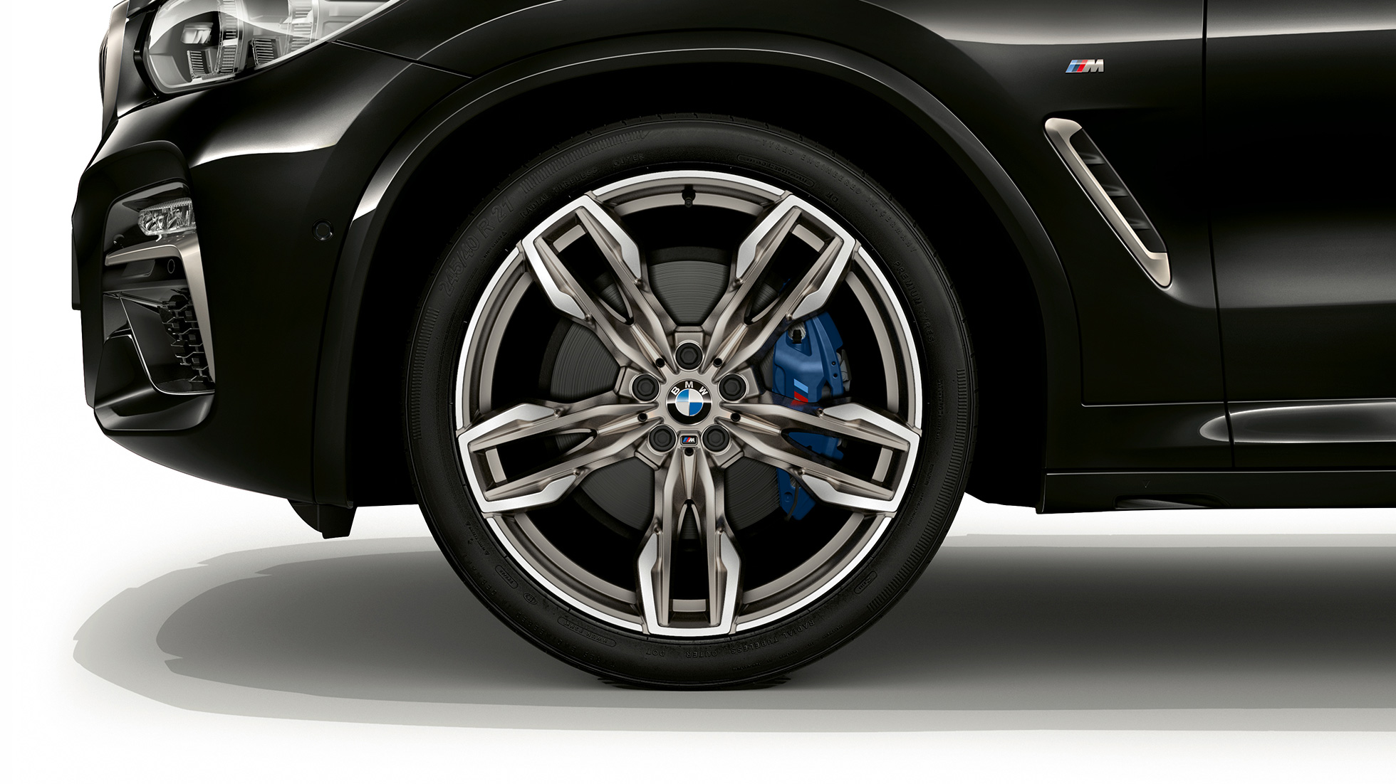 BMW X4 M40i et BMW X4 M40d, jantes BMW M en alliage léger de 21" G02. Extérieur des BMW X4 M40i et BMW X4 M40d en Saphierschwarz metallic, vue de profil avec jantes BMW M en alliage léger de 21" à doubles rayons G02.