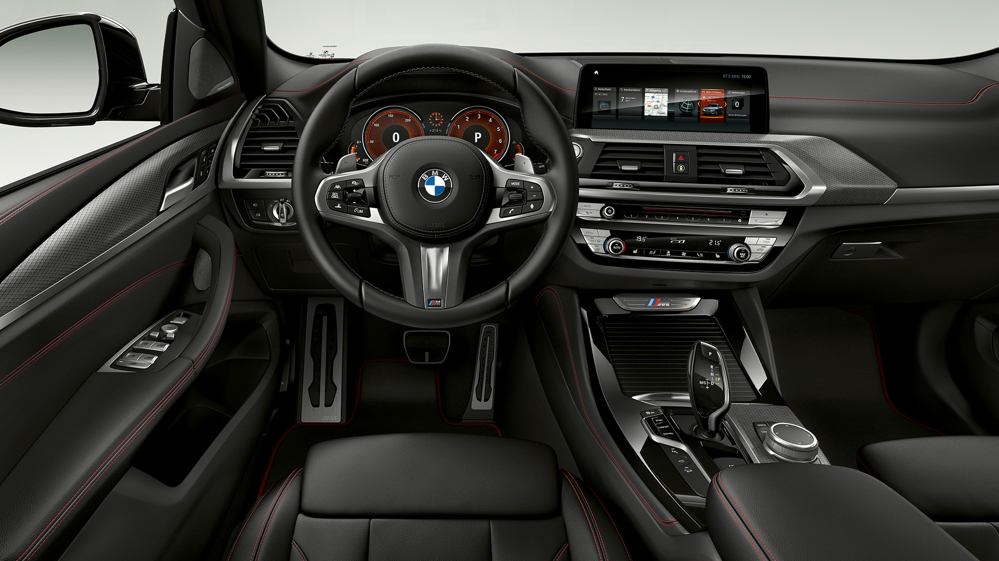 BMW X4 M40i et BMW X4 M40d, habitacle G02. Intérieur des BMW X4 M40i et BMW X4 M40d, habitacle avec sièges sport et volant M en cuir G02.