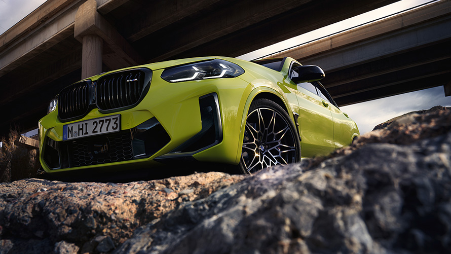BMW X4 M Competition F98 LCI Facelift 2021 Sao Paulo Gelb vue de trois quarts face avec contre plongée sous les ponts