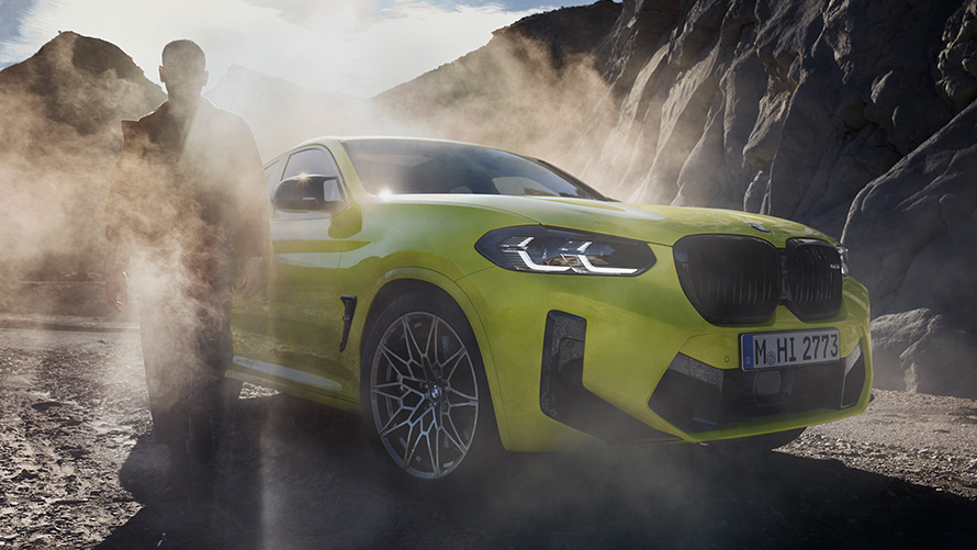 BMW X4 M Competition F98 LCI Facelift 2021 Sao Paulo Gelb vue de trois quarts face avec homme dans le brouillard