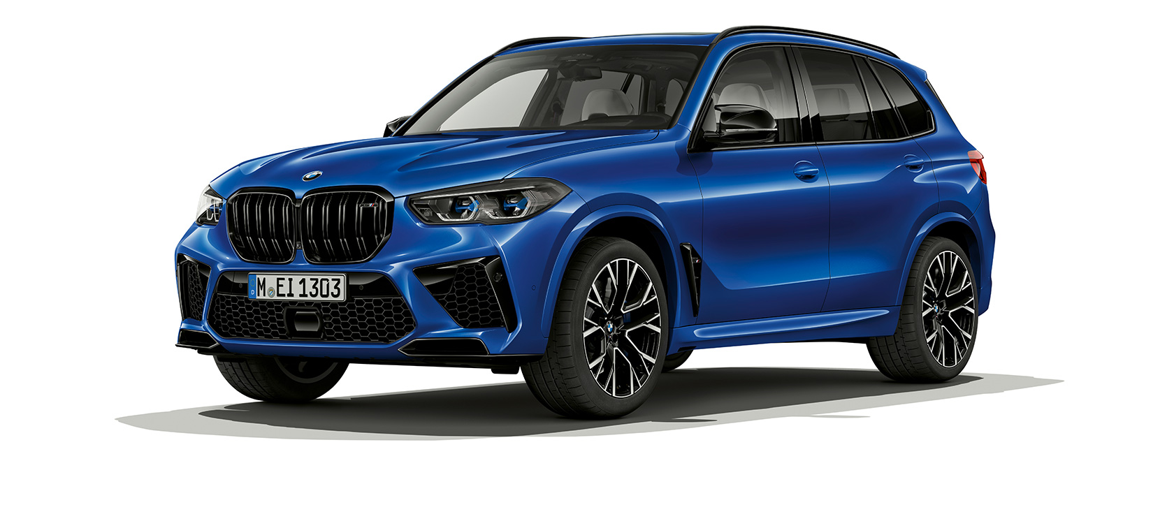 BMW X5 M Competition SUV, vue de trois quarts de profil F95 BMW X5 M Competition SUV F95 2020 en Marina Bay Blau metallic, vue de trois quarts de profil