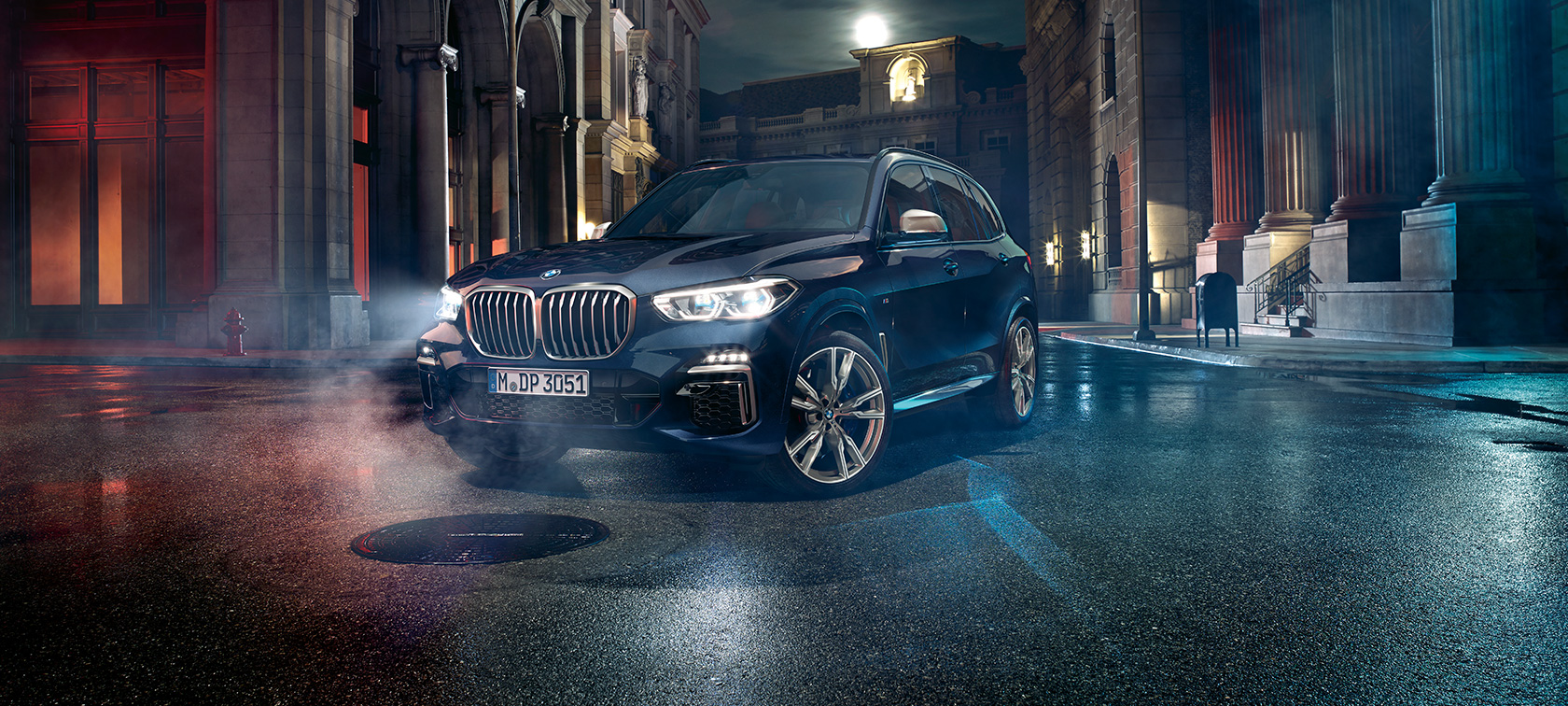 BMW X5 M50i SUV , vue de trois quarts avant G05 BMW X5 M50i SUV G05 en Carbonschwarz metallic, vue de trois quarts face