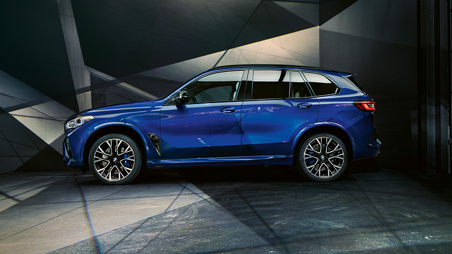 BMW X5 M bleue de profil BMW X5 M bleue de profil