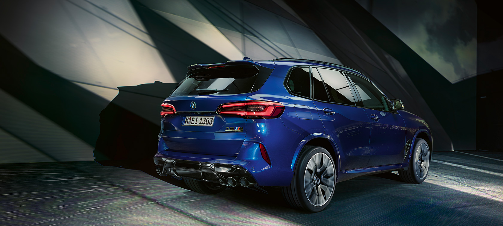 BMW X5 M Competition SUV, vue de trois quarts arrière F95 BMW X5 M Competition SUV F95 2020 en Marina Bay Blau metallic, vue de trois quarts arrière