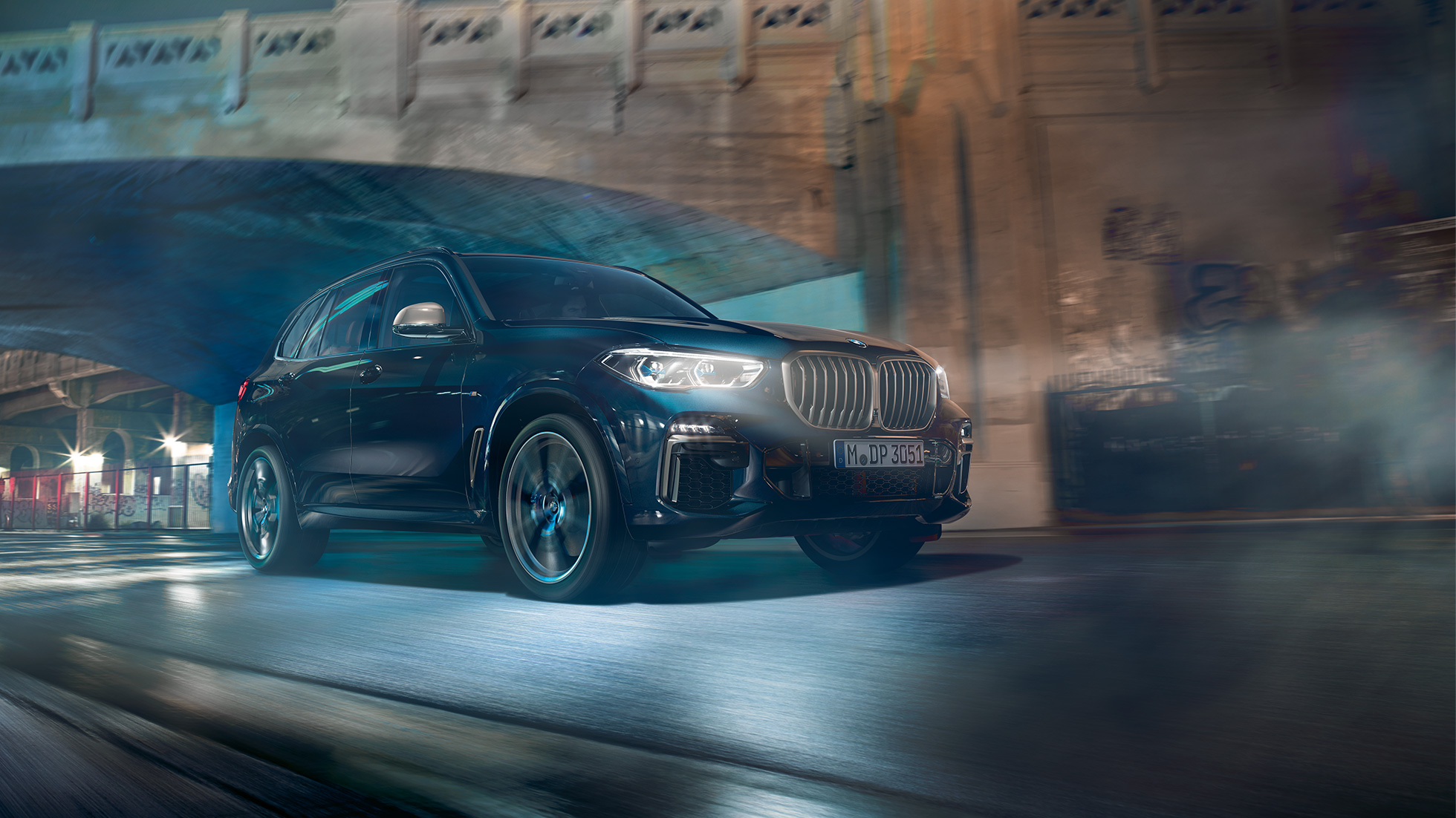 BMW X5 M50i avec moteur essence V8 M TwinPower Turbo G05. BMW X5 M50i avec moteur essence V8 M TwinPower Turbo, en Carbonschwarz metallic G05, vue de trois quarts de profil