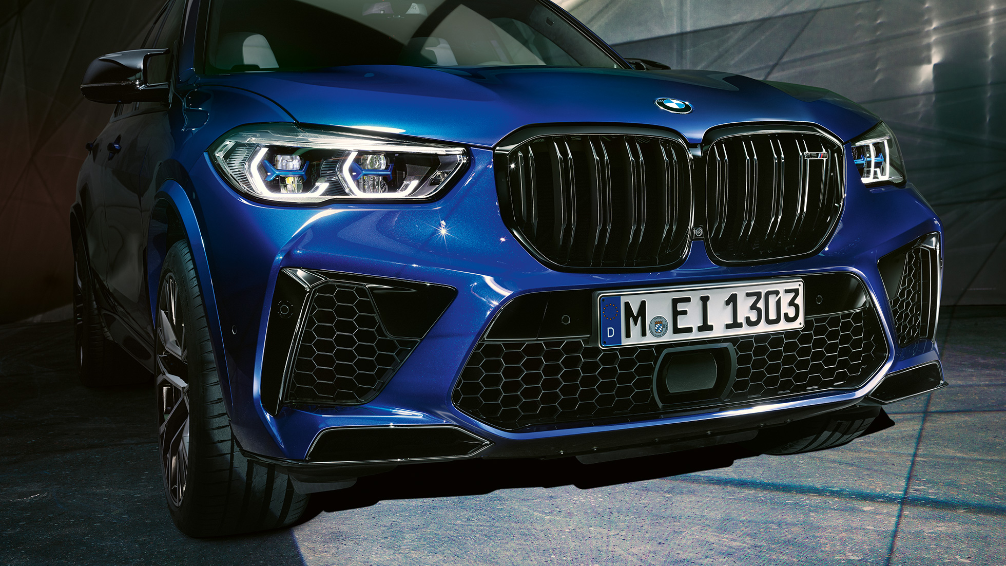 Double calandre M BMW X5 M Competition F95 Double calandre M, BMW X5 M Competition (F95) en Marina Bay Blau metallic, vue de face en gros plan