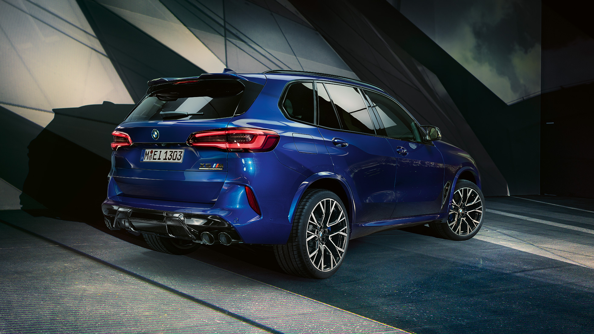 BMW X5 M Competition, vue de trois quarts arrière F95 BMW X5 M Competition avec système d’échappement M Sport F95 en Marina Bay Blau metallic, vue de trois quarts arrière