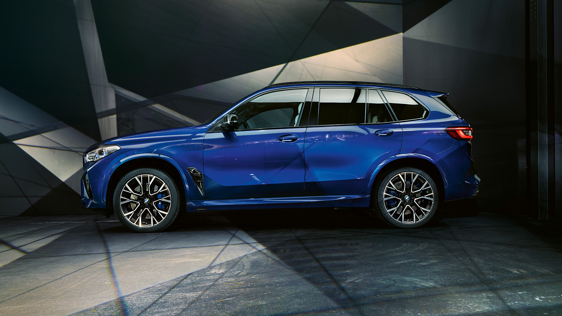 BMW X5 M Competition, vue de profil F95 BMW X5 M Competition avec jantes BMW M en alliage léger F95 en Marina Bay Blau metallic, vue de profil