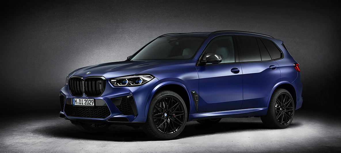 BMW X5 M SUV First Edition F95 2020 Teinte spéciale BMW Individual Frozen Marina Bay Blue metallic matt, vue de trois quarts avant BMW X5 M SUV First Edition F95 2020 Teinte spéciale BMW Individual Frozen Marina Bay Blue metallic matt, vue de trois quarts avant