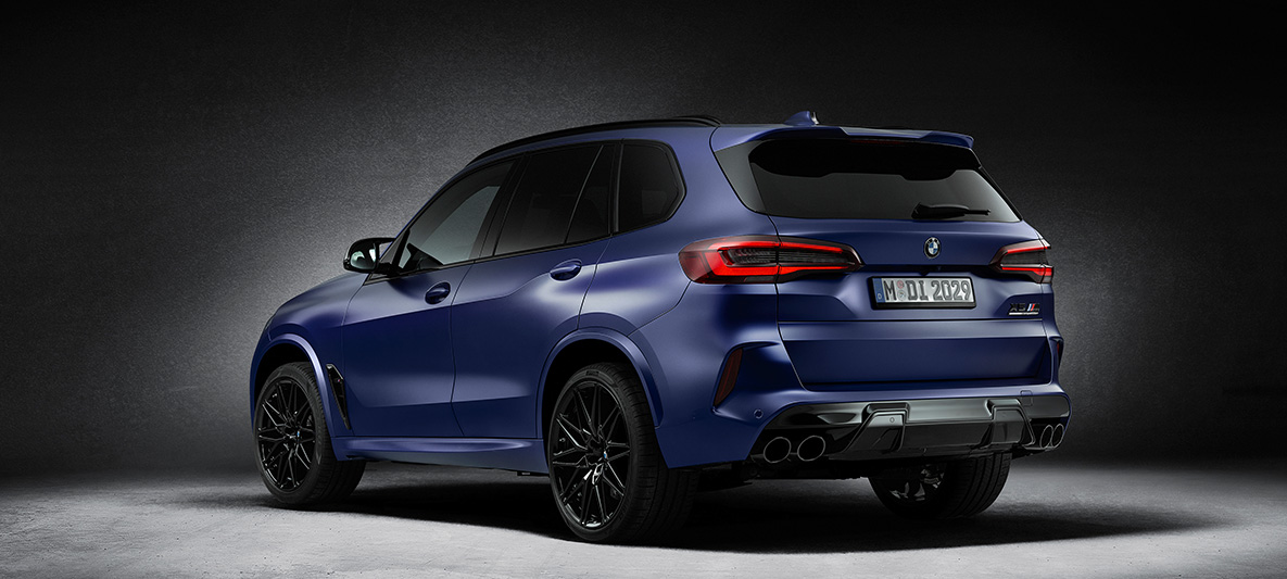 BMW X5 M SUV First Edition F95 2020 Teinte spéciale BMW Individual Frozen Marina Bay Blue metallic matt, vue de trois quarts arrière BMW X5 M SUV First Edition F95 2020 Teinte spéciale BMW Individual Frozen Marina Bay Blue metallic matt, vue de trois quarts arrière